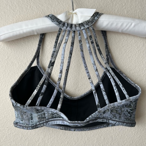 LuluLemon Sports Bra Strappy Back Gray Black Beige Geo Snake Design Size 6 - Picture 5 of 11
